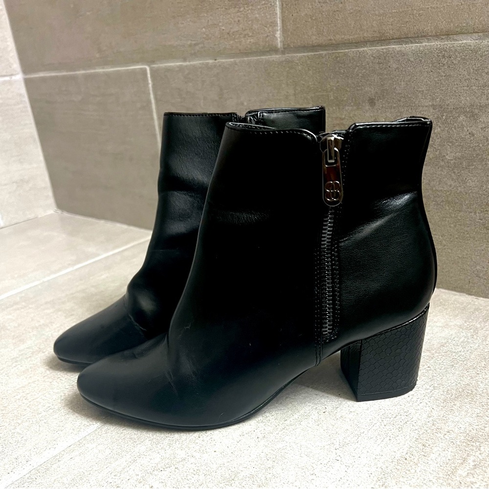 Bandolino women’s size 7 1/2 block heel bootie in black.
